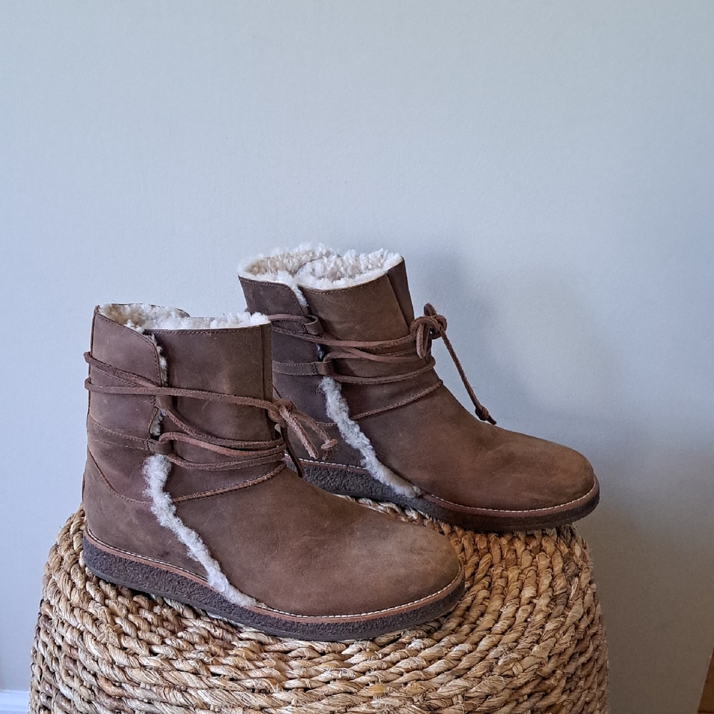 UGG Austrailia Womens Luisa Brown Nubuck Leather Water Resistant Ankle Boots 8.5
